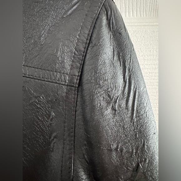 Sleek Black Leather Jacket for Women - Picture 3 of 7